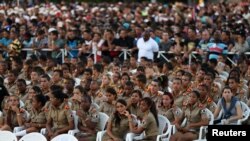 Adolescentes cubanos de las escuelas militares llamadas "Camilitos" rinden último tributo al dirigente Fidel Castro tras la muerte de éste el 26 de noviembre de 2016.