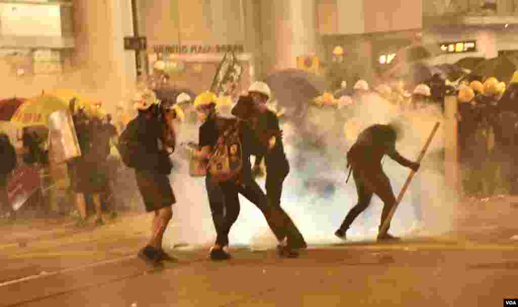 7月28日香港警方向德輔道中永安百貨對開集結的示威者人群施放催淚彈,示威者紛紛走避。 (美國之音湯惠芸拍攝)