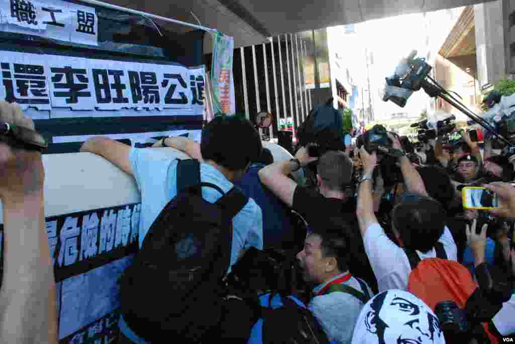 示威者不滿「被困」衝擊水馬陣的時候,大批記者爬上水馬陣拍攝