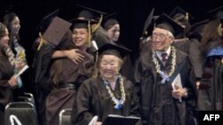 尾原佐知(左)出席加州大学伯克利分校的毕业典礼