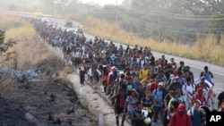 Migranti hodaju uz autoput prema gradu Arijaga u južnom Meksiku, 8. januara 2024. godine, na putu prema južnoj granici SAD. (Foto:AP/Edgar H. Clemente)