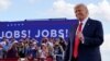 El presidente Donald Trump arriva a un mítin organizado en el eropuerto Wittman, en Oshkosh, Wisconsin, el martes 17 de agosto de 2020.