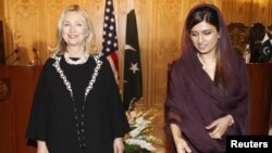 Menlu AS Hillary Clinton dan Menlu Pakistan Hina Rabbani Khar (foto: dok). Clinton berusaha memperkenalkan 'diplomasi mangga' untuk menghilangkan sentimen anti-AS di Pakistan.