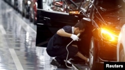 Seorang pekerja di pabrik mobil Mercedes-Benzdi Beijing Benz Automotive Co. (BBAC), Beijing (Foto: dok).