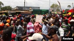 Des partisans de l'opposition manifestent dans les rues de Lomé, Togo, Sept. 20, 2017.