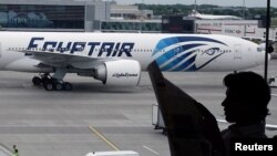 Pesawat EgyptAir di terminal bandara Heathrow, London. (Reuters/Yannis Behrakis)