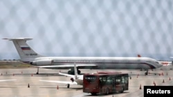 En esta foto se aprecia un avión con la bandera rusa en el aeropuerto internacional Simón Bolívar en Caracas. Rusia asegura que su cooperación es transparente.