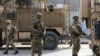 Sejumlah tentara Inggris dari misi NATO di Afghanistan, Resolute Support Mission, tiba di lokasi serangan di Kabul, Afghanistan, 6 Maret 2020. 