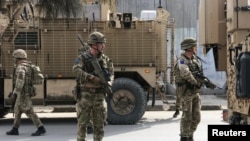 Tentara Inggris yang menjadi bagian misi keamanan NATO, Resolute Support Mission, tiba di lokasi serangan di Kabul, Afghanistan, 6 Maret 2020. 