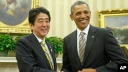 美國總統奧巴馬和日本首相安倍晉三 2013年2月22日在白宮握手
