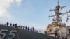 Fotografija američke mornatice pokazuje vojnike na razaraču "USS Stout", 12. oktobra 2020. (AP/Spc. Jason Pastrick/U.S. Navy)
