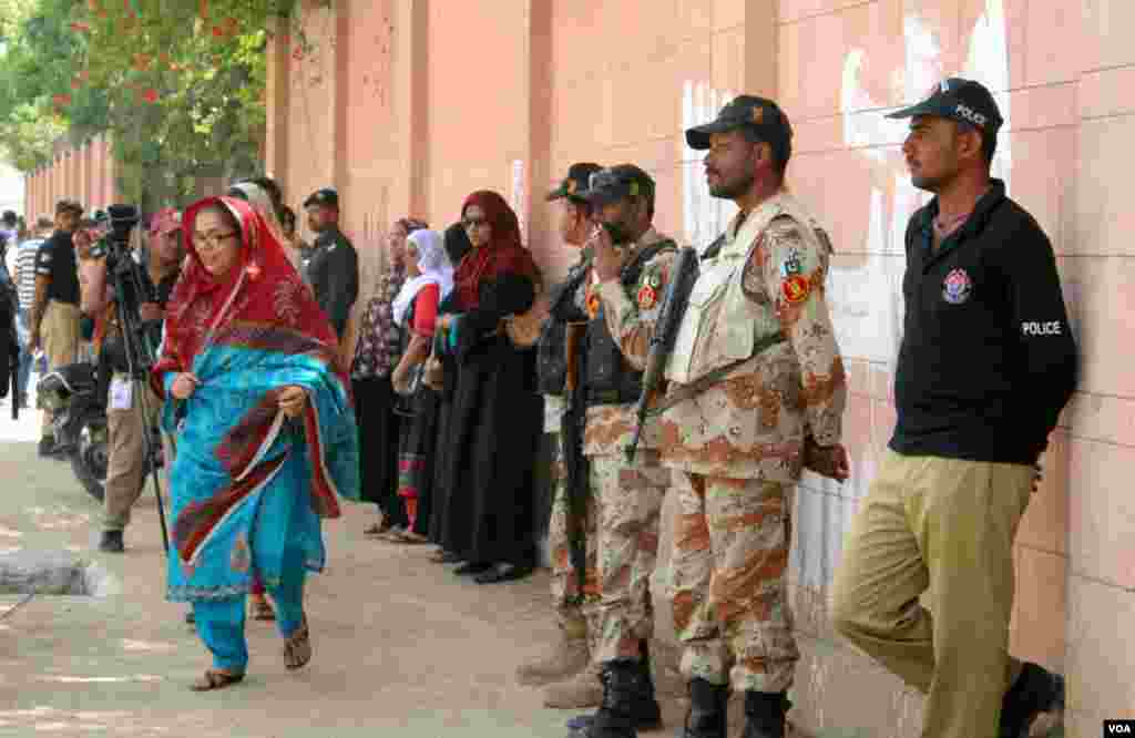 حلقہ این اے 246میں واقع ایک اور پولنگ اسٹیشن کے باہر کا منظر۔ خواتین اور سیکورٹی اہلکار نمایاں ہیں 