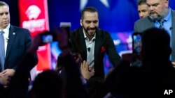 El presidente de El Salvador, Nayib Bukele, estrecha la mano de sus partidarios después de hablar durante la Conferencia de Acción Política Conservadora, CPAC 2024, en National Harbor, en Oxon Hill, Maryland, el 22 de febrero de 2024.
