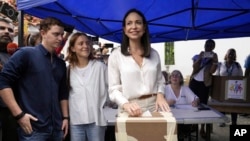 María Corina Machado junto a sus hijos al votar en la primaria presidencial de la oposición. 