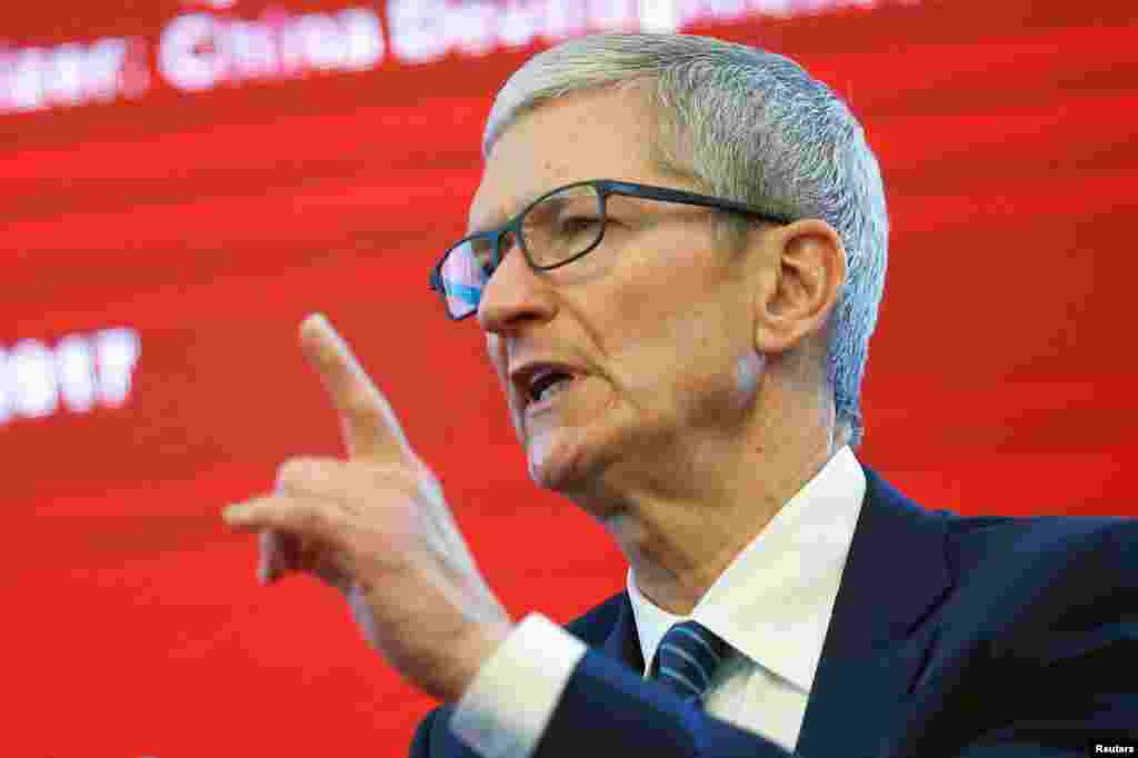 苹果公司首席执行官蒂姆·库克(Tim Cook)在北京参加中国发展论坛(2017年3月18日)。2017年8月,库克说:“我们当然不希望下架这些应用程序,但是和我们在其他国家的做法一样,在哪做生意,我们就遵守哪的法律。我们坚信,参与市场,为客户带来好处,符合当地人的最佳利益。”苹果公司还表示,苹果应用商店进驻中国八年来,为言论表达、教育、艺术自由和经济振兴提供了强大平台。商店里出售180多万个应用程序,中国顾客累计下载次数超过710亿次。 