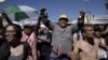 Personas protestan fuera del Congreso en una huelga nacional contra las reformas económicas y laborales lanzadas por el presidente argentino Javier Milei, en Buenos Aires, Argentina, el miércoles 24 de enero de 2024.