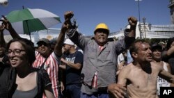 Personas protestan fuera del Congreso en una huelga nacional contra las reformas económicas y laborales lanzadas por el presidente argentino Javier Milei, en Buenos Aires, Argentina, el miércoles 24 de enero de 2024.