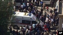 Sebuah ambulan dengan prajurit dan warga sipil yang terluka tiba di rumah sakit di Semdinli dekat perbatasan Iraq-Turki (9/10). (foto: DHA via AP)