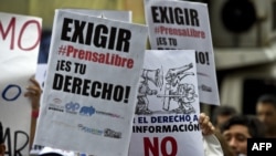 Trabajadores de los medios de comunicación y periodistas participan en una manifestación frente a las oficinas de las Naciones Unidas en Caracas el 3 de mayo de 2016 exigiendo más libertad para la prensa en el Día Mundial de la Libertad de Prensa.