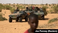 Des soldats français patrouillent dans la région de Tombouctou, Mali, le 6 novembre 2014.