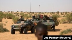 Des soldats français de l'opération barkhane patrouillent au nord de Tombouctou, 6 novembre 2014. REUTERS / Joe Penney