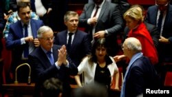 El primer ministro francés, Michel Barnier, reacciona después del resultado de la votación sobre la primera moción de censura contra el gobierno francés, presentada por la alianza de partidos de izquierda "Nouveau Front Populaire", el 4 de diciembre de 2024.