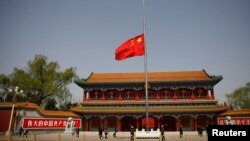 北京中南海新華門前的國旗為新冠病毒死難者降半旗。（2020年4月4日）