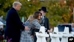 Uwargida Melania Trump, tare da Shugaba Donald Trump, da limamin Tree of Life Rabbi Jeffrey Myers, 