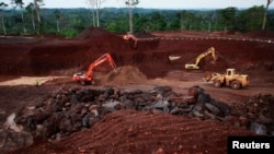 Une mine de manganèse à Lauzoua, Côte d'Ivoire, le 4 décembre 2013