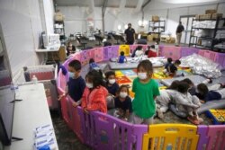 Anak-anak migran Amerika Tengah tanpa pendamping di penampungan sementara fasilitas imigrasi AS di Rio Grande Valley di kota Donna, Texas.