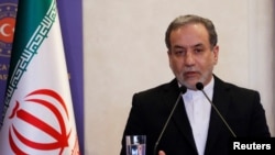 Menteri Luar Negeri Iran Abbas Araqchi berbicara dalam konferensi pers bersama dengan mitranya dari Turki Hakan Fidan (tidak terlihat) di Istanbul, Turki, 19 Oktober 2024. (Dilara Senkaya/REUTERS)