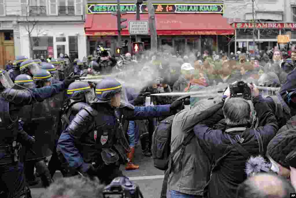 Bagarres entre policiers et des militants qui manifestent en marge de la Conférence sur le climat de Paris, à la place de la République, à Paris, 29 novembre 2015. 