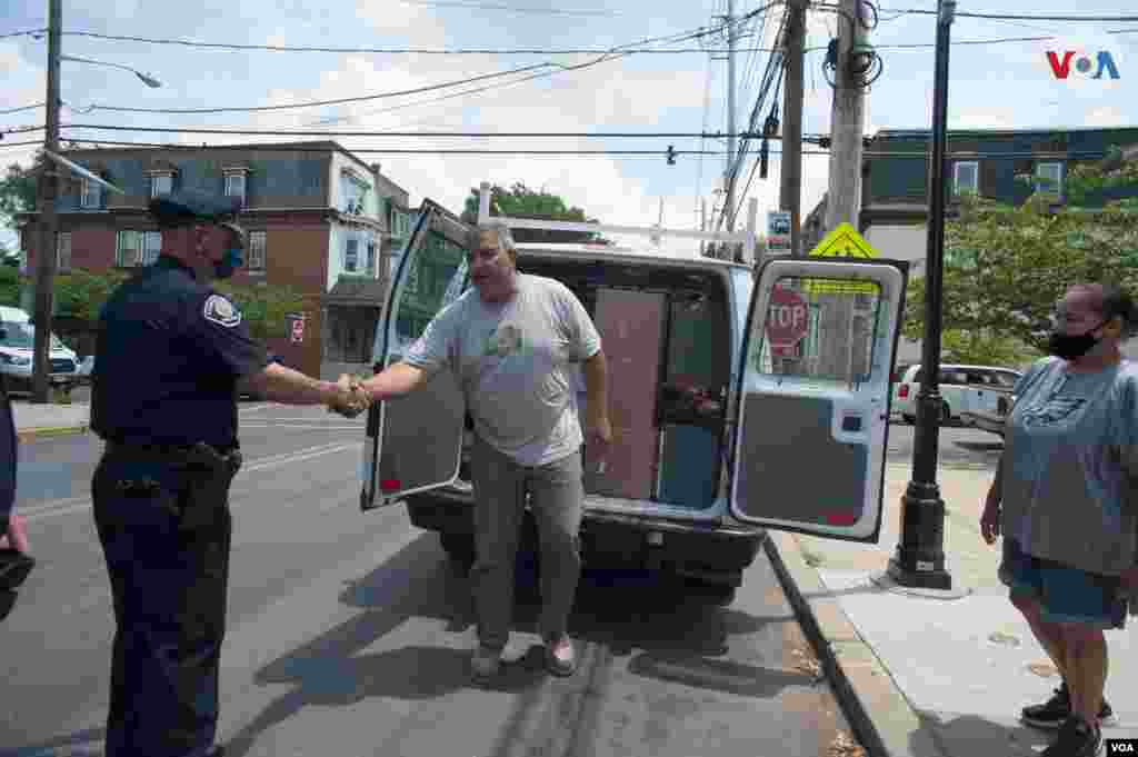 Ureña visita esta barriada para repartir comida donada por Caring for Friends, un grupo basado en Filadelfia.