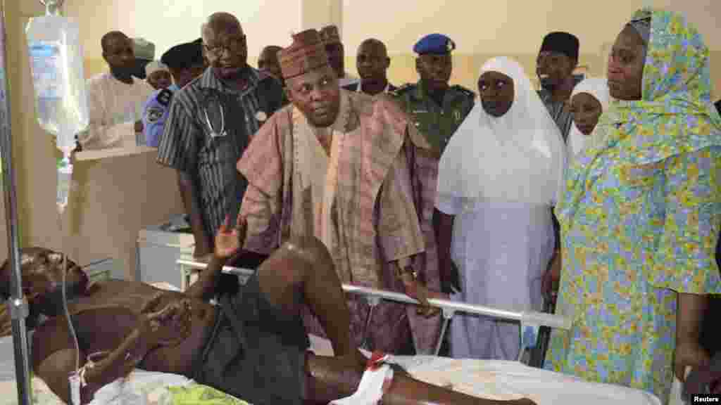 Gwamnan jihar Borno Ibrahim Kashim Shettima da wani da yaji rauni a sanadiyar fashewar bom a asibiti a Maiduguri, 1 ga Yuli 2014.