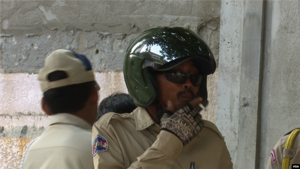 A security is standing near Kem Sokha's House. (Pin Sisovann/ VOA Khmer)