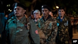 ARCHIVO: Veteranos argentinos de la Guerra de las Malvinas de 1982 conmemoran el 41 aniversario del conflicto en Buenos Aires el 1 de abril de 2023.