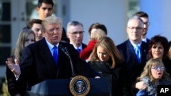 Arhiva - Predsednik Donald Tramo obraća se učesnicima godišnjeg Marša za život, u Ružičnjaku Bele kuće u Vašintonu, 19. januara 2018.