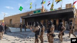 Sejumlah tentara Irak yang dikerahkan menjaga Kedutaan Besar AS di Baghdad, Irak, 1 Januari 2020. (Foto: AP)