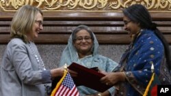 Sheikh Hasina នាយករដ្ឋមន្រ្តី​បង់ក្លាដេស នៅ​ចំកណ្តាល មើល​ទោ​រដ្ឋមន្រ្តី​ក្រសួងការបរទេស​អាមេរិក​អាមេរិក នៅខាងឆ្វេង និង​រដ្ឋមន្រ្តី​ការបរទេស​បង់ក្លេដេស Dipu Moni ធ្វើការ​ផ្លាស់ប្តូរ​កកិច្ច​ព្រមព្រៀង​នៅ​រដ្ឋធានី​ដ្ហាការ ប្រទេស​បង់ក្លាដេស ថ្ងៃទី៥ ឧសភា ២០១២។ (