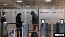 Un pasajero pasa la puerta para acceder a un vuelo a EE.UU. en el Aeropuerto Internacional Guarulhos en Sao Paulo, Brasil, el 25 de mayo de 2020.