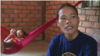អ្នក​ទស្សនា​អង្គុយ​នៅ​តាម​ដង​ទន្លេ​ចតុមុខ​មើល​ទៅ​ទន្លេ​ដែល​ពំុ​មាន​ប្រទីប​និង​ទូកង​ទេ។ ទិដ្ឋភាព​នៅ​មុខ​ព្របរមរាជវាំង​នៅ​ថ្ងៃ​​ចុង​ក្រោយ​នៃ​ពិធី​បុណ្យអំុទូក​ កាល​ពី​ថ្ងៃ​ទី​២៦ ខែ​វិច្ឆិកា ឆ្នាំ​២០១៥។ (ផន បុប្ផា/VOA)