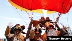 Los Reyes Magos saludan en Sevilla en la víspera de la Epifanía antes de sobrevolar la ciudad en un globo aerostático ya que las restricciones de la enfermedad del coronavirus (COVID-19) impiden el tradicional desfile de la fecha, el 5 de enero de 2021.