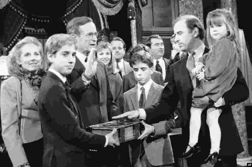 លោក Joe Biden និងក្រុមគ្រួសារ នៅពេលលោកស្បថចូលកាន់តំណែងជាសមាជិកព្រឹទ្ធសភាខាងគណបក្សប្រជាធិបតេយ្យតំណាងរដ្ឋ Delaware នៅវិមានសភាសហរដ្ឋអាមេរិក រដ្ឋធានីវ៉ាស៊ីនតោន កាលពីថ្ងៃទី៣ ខែមករា ឆ្នាំ១៩៨៥។