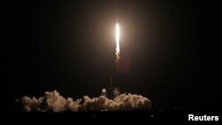 Un cohete Falcon 9 de SpaceX con una cápsula Crew Dragon asciende después de ser lanzado por la NASA con cuatro astronautas desde el Centro Espacial Kennedy en Cabo Cañaveral, Florida, el 23 de abril de 2021.