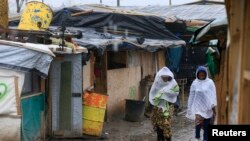 Des migrants dans la partie sud de la Jungle de Calais, dans le nord de la France, le 22 février 2016. (REUTERS/Pascal Rossignol - RTX28299)