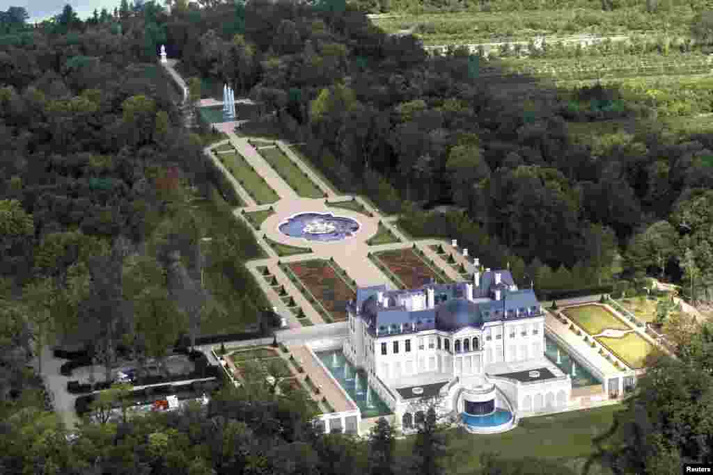 Hoton gida mafi tsada a duniya, wanda ake kira Chateau Louis XIV, wanda ke Louveciennes, a kusa da birnin Paris. An gano cewa Yarima Mohammed bin Salman na Sa'udiyya, shine ya sayi gidan. REUTERS/Charles Platiau