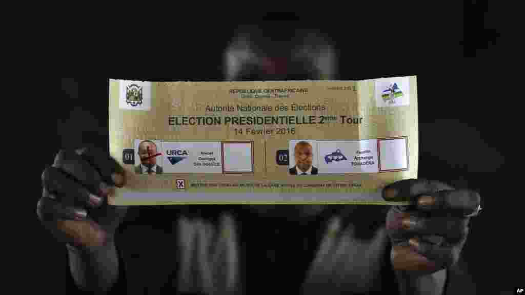 Un bulletin de vote montré au cours du dépouillement après fermeture des bureaux de vote lors du deuxième tour de l’élection présidentielle à Bangui, République centrafricaine, 14 février 2016.