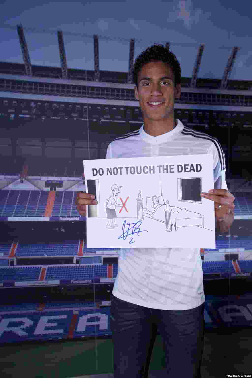 La Fifa lance la campagne "11 contre Ebola", mettant en vedette du Real Madrid Cristiano Ronaldo, Neymar Jr de Barcelone, Didier Drogba de Chelsea et du Bayern Munich Philipp Lahm, entre autres, avec la promotion de 11 messages simples de santé contre l’épidemie en Afrique de l’Ouest.
