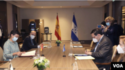 Momento en que el canciller de Honduras, Lisandro Rosales y la ministra de Asuntos Exteriores de España, María Aranzazu González Laya firman un Mecanismo de Consultas Políticas, 15 de agosto de 2020. [Cortesía: Presidencia Honduras]
