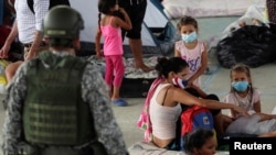 Foto de archivo: un soldado colombiano patrulla un coliseo donde se instaló un campamento temporal para albergar a los refugiados venezolanos que huyeron de su país debido a operaciones militares, en Arauquita, Colombia.